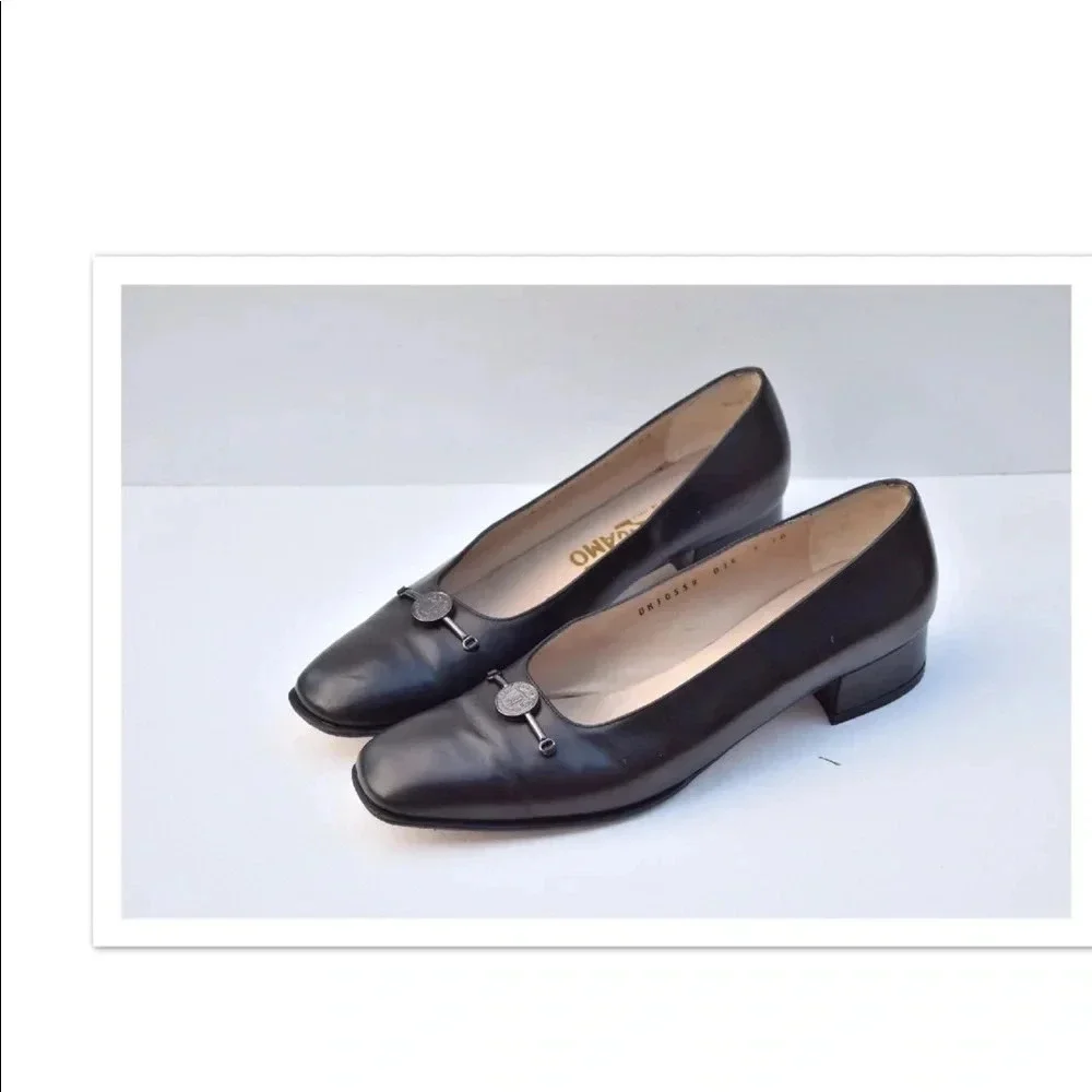 Beautiful Salvatore Ferragamo Logo Pumps